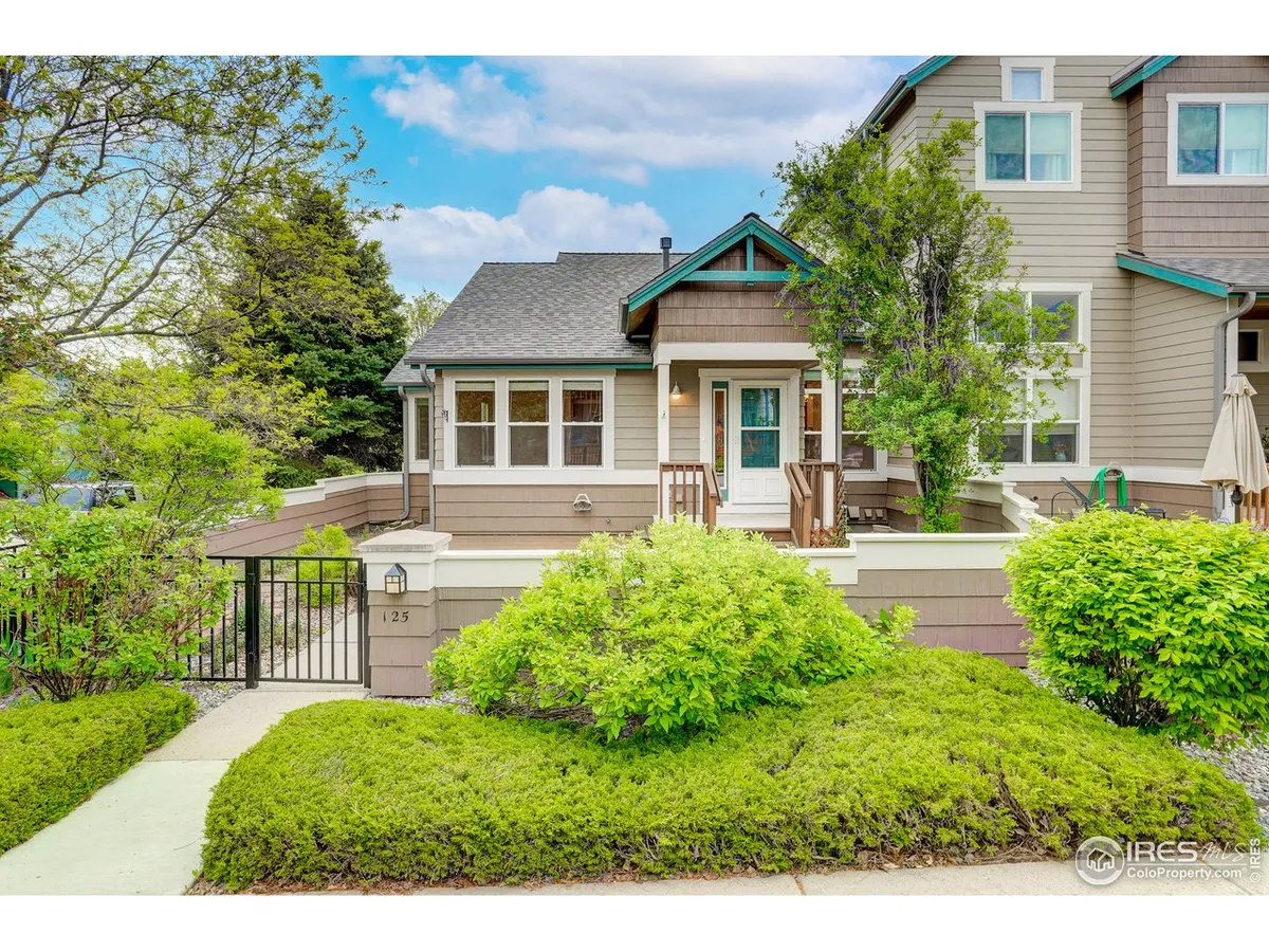 LIGHT BRIGHT END UNIT with MAIN-LEVEL PRIMARY BEDROOM in a LUSH, TREE-LINED neig…