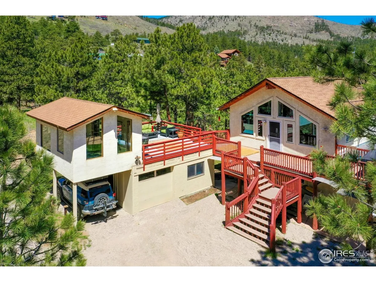 LIVE like you're on RETREAT, just 12 minutes to downtown Boulder, in highly cove…