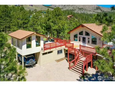 LIVE like you're on RETREAT, just 12 minutes to downtown Boulder, in highly cove…