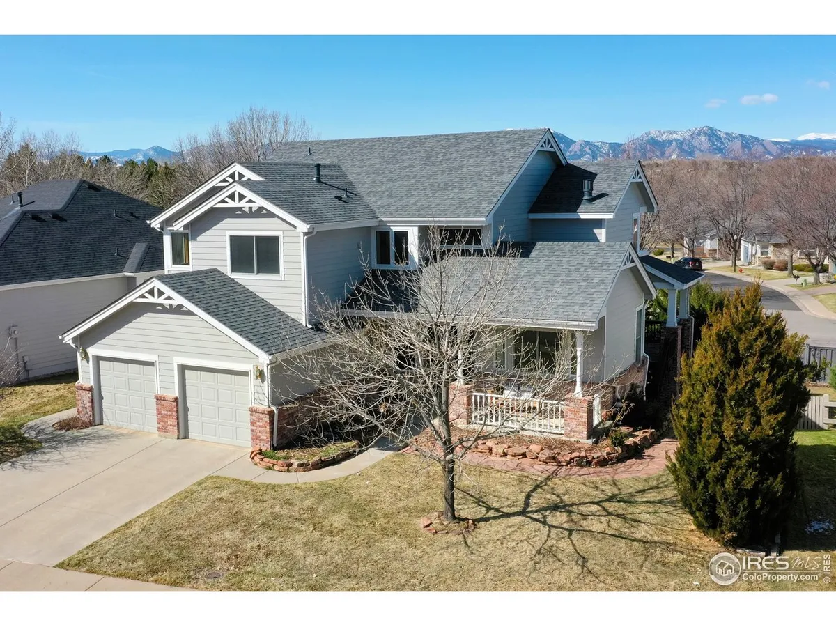 Beautiful 2-story home with walk-out basement and mountain views. Light & bright…