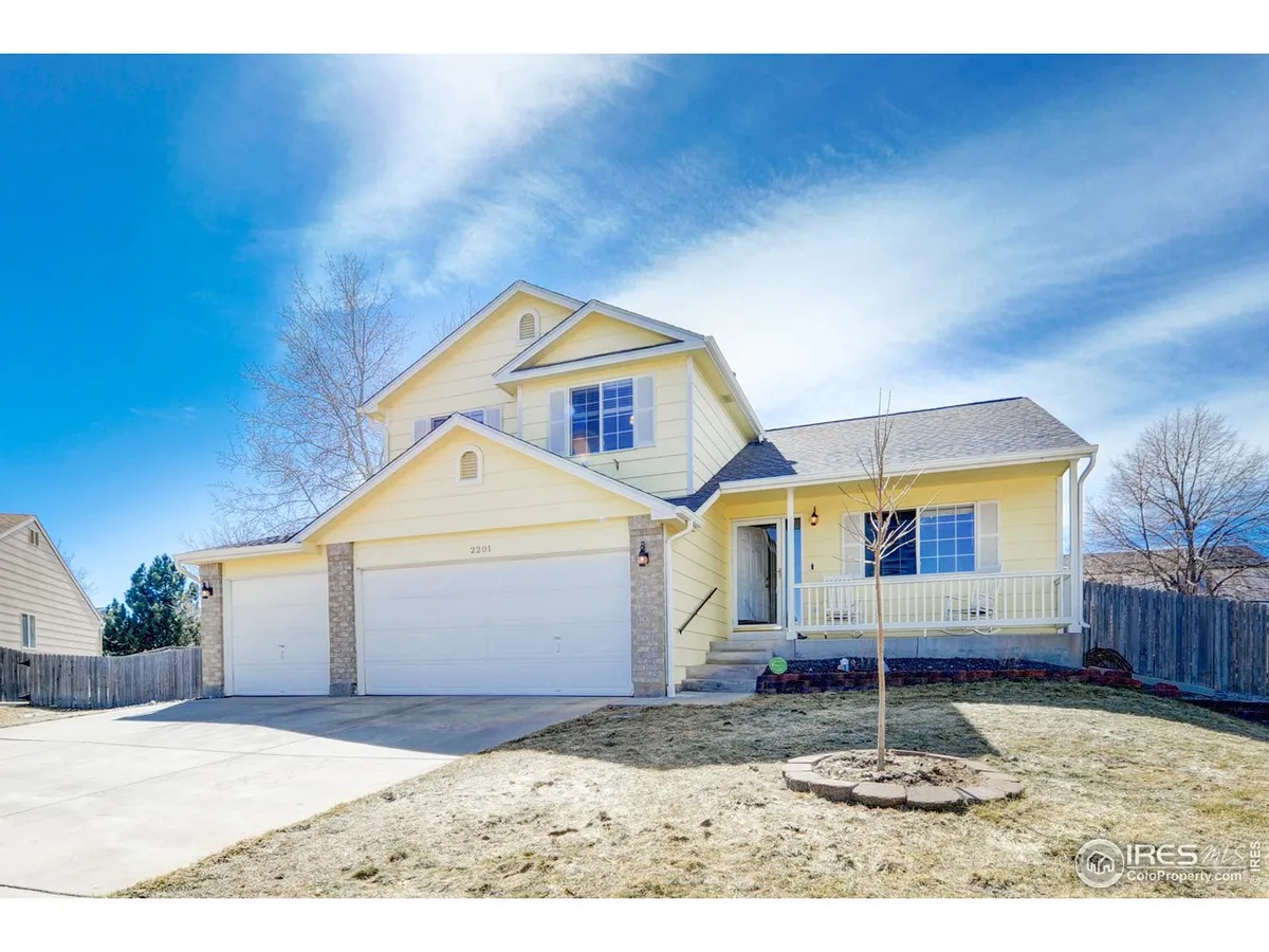 End of culdesac location adjacent to green space. This home is a sparkling GEM! …