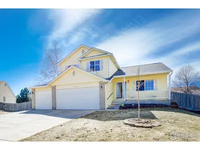 End of culdesac location adjacent to green space. This home is a sparkling GEM! …