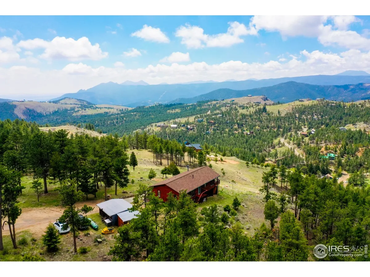 Million dollar views abound from this lovely mountain home in highly desirable S…