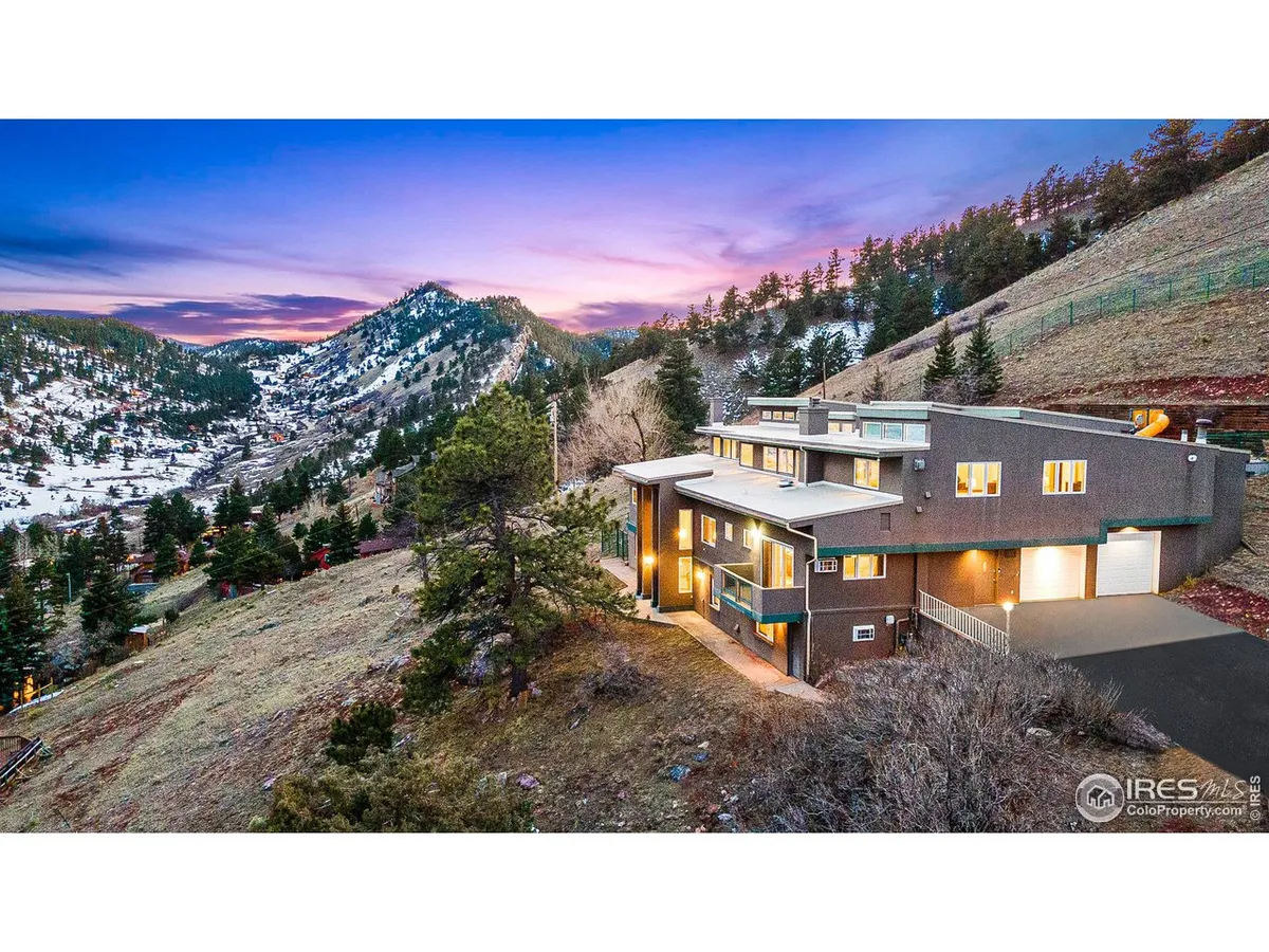 Location, Location, Location! The PERFECT Vacation Rental for large groups. 5 mi…