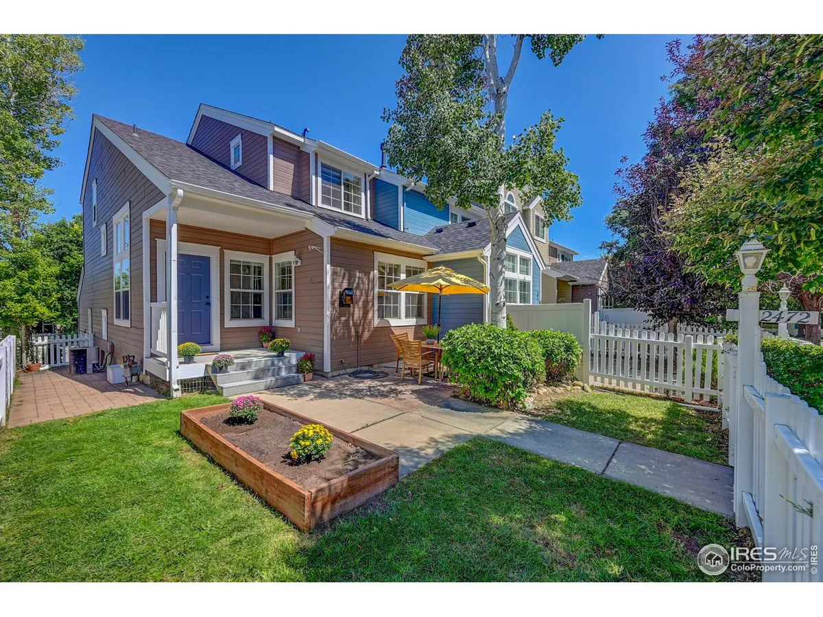 LIGHT, BRIGHT END UNIT TOWNHOME w/ FENCED YARD bordered by GREEN SPACE on a shad…