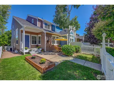 LIGHT, BRIGHT END UNIT TOWNHOME w/ FENCED YARD bordered by GREEN SPACE on a shad…