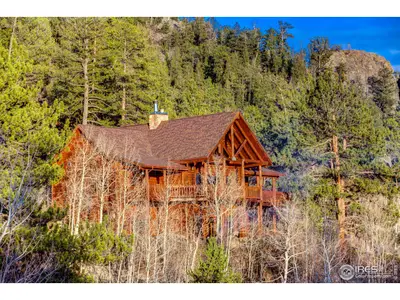 Immerse yourself in the pinnacle of luxury at the awe-inspiring Luxury Contempor…