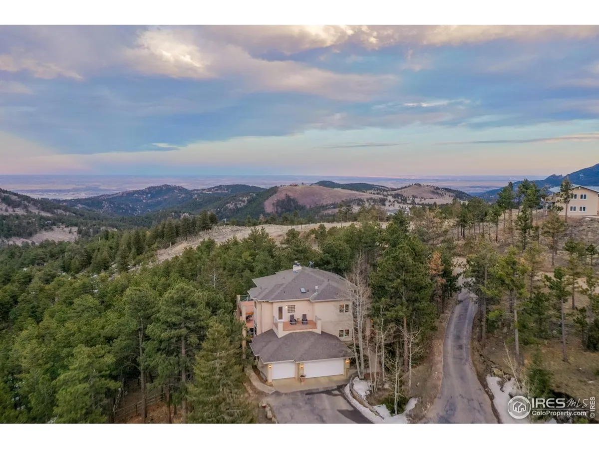 MOTIVATED SELLERS WITH PRICE IMPROVEMENT! Just 6 miles from downtown Boulder and…