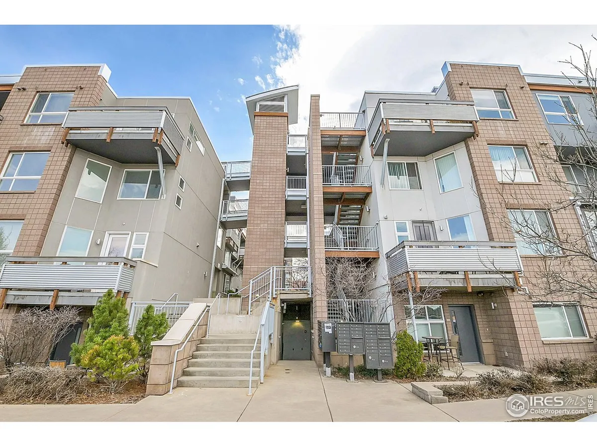 Location, location in the RARELY available Landmark Lofts. A perfect blend of st…