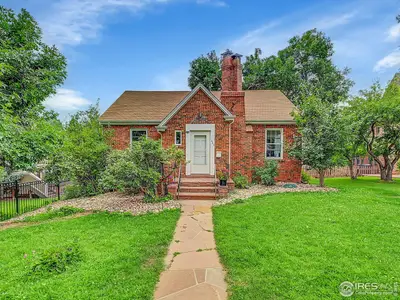 LIVE THE CHAUTAUQUA LIFESTYLE!  Take a short walk to Chautauqua Park and other n…