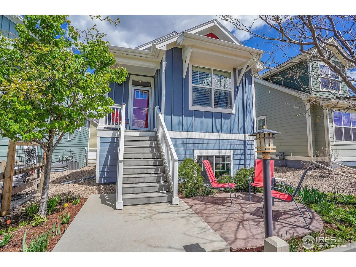 PRISTINE RANCH-STYLE 'BUNGALOW' IN POPULAR INDIAN PEAKS SOUTH! Main-level living…