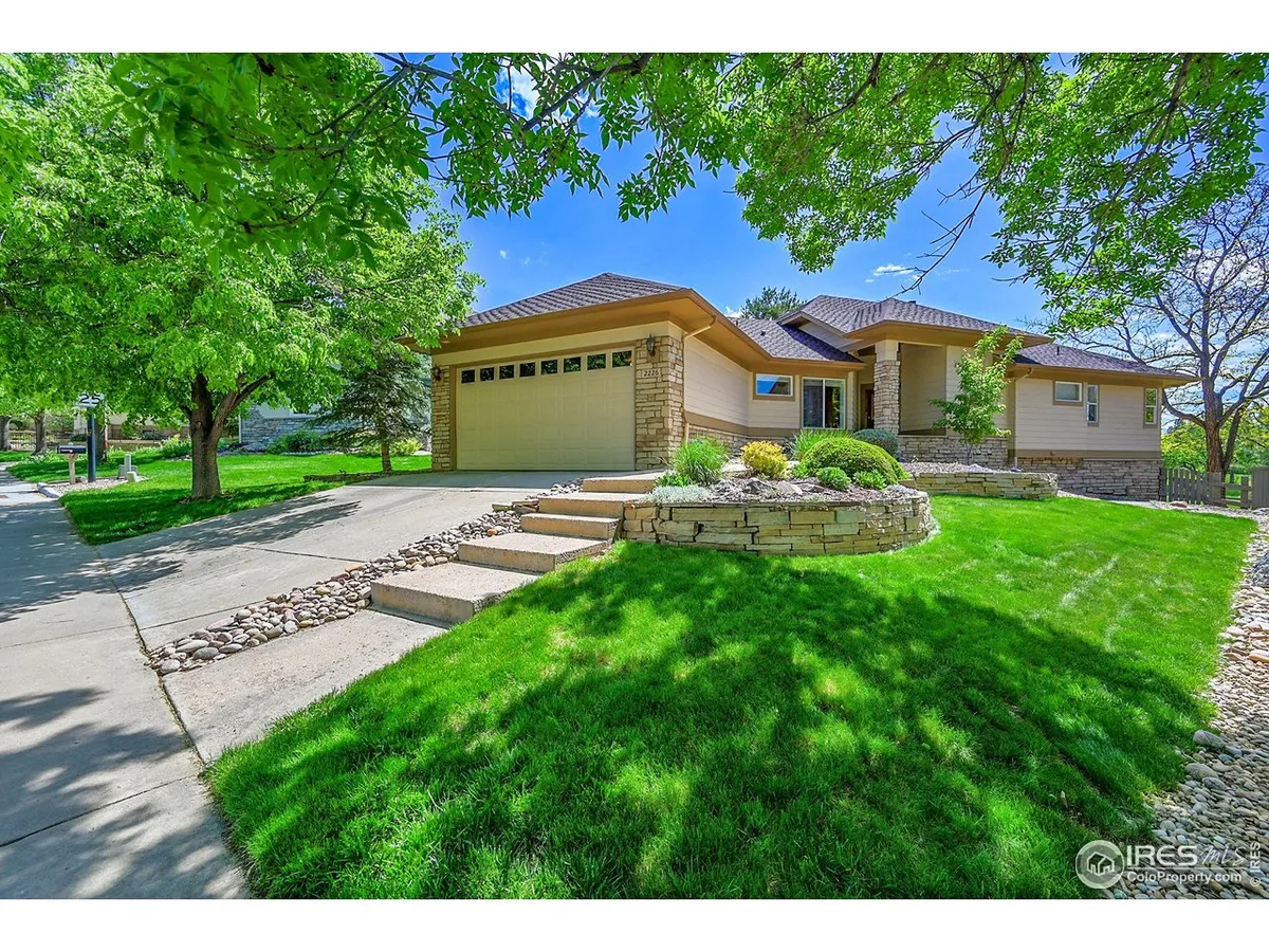 ATTENTION DOWNSIZERS! RANCH STYLE home with MAIN LEVEL PRIMARY BEDROOM and UNOBS…