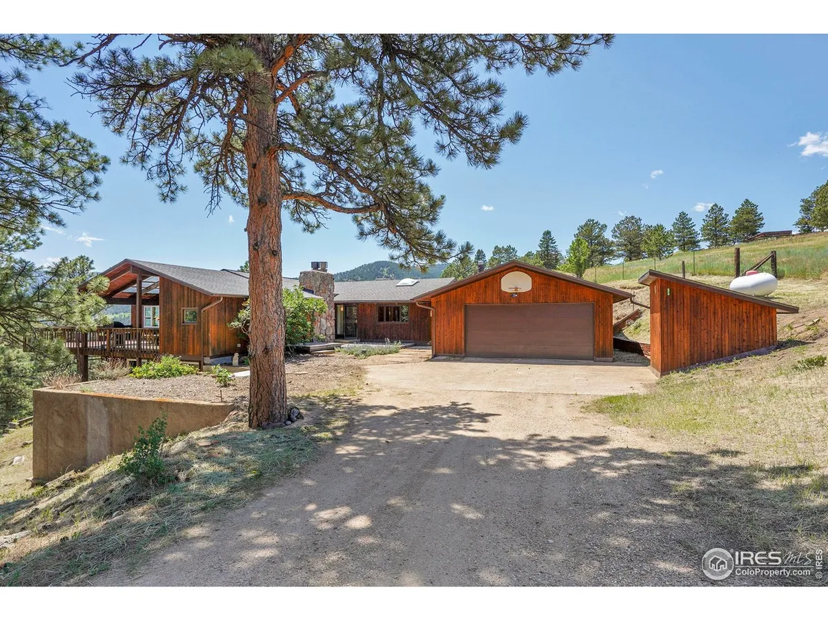Mid-century style meets mountain serenity in this captivating Sunshine Canyon re…