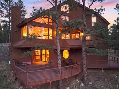 This exceptional residence, perched in the spectacular beauty and quiet of the B…